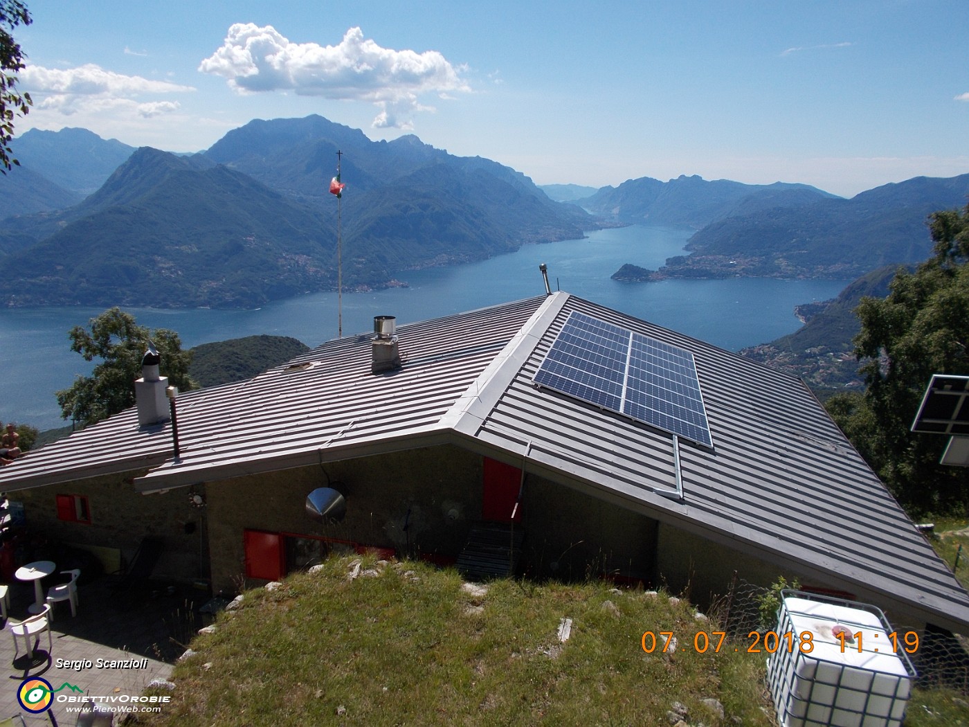12 PASSIAMO DIETRO IL RIFUGIO E RIPARTIAMO.JPG